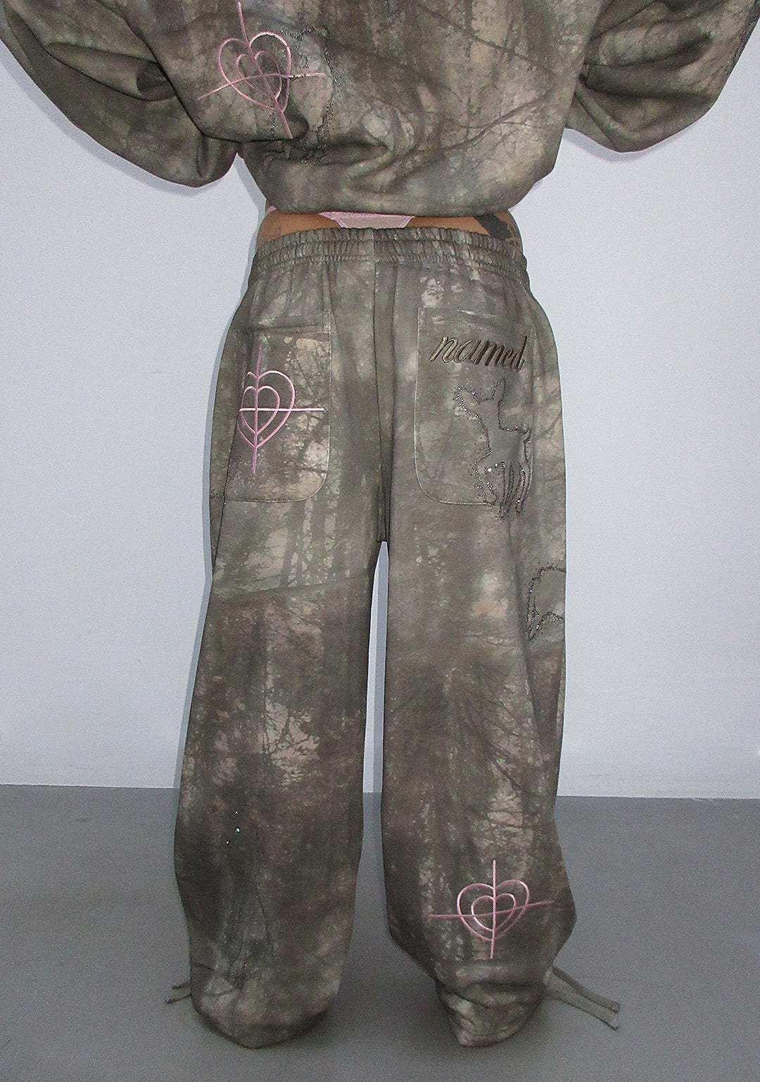 LOVESTRUCK RHINESTONE OVERSIZED SWEATPANTS CAMO