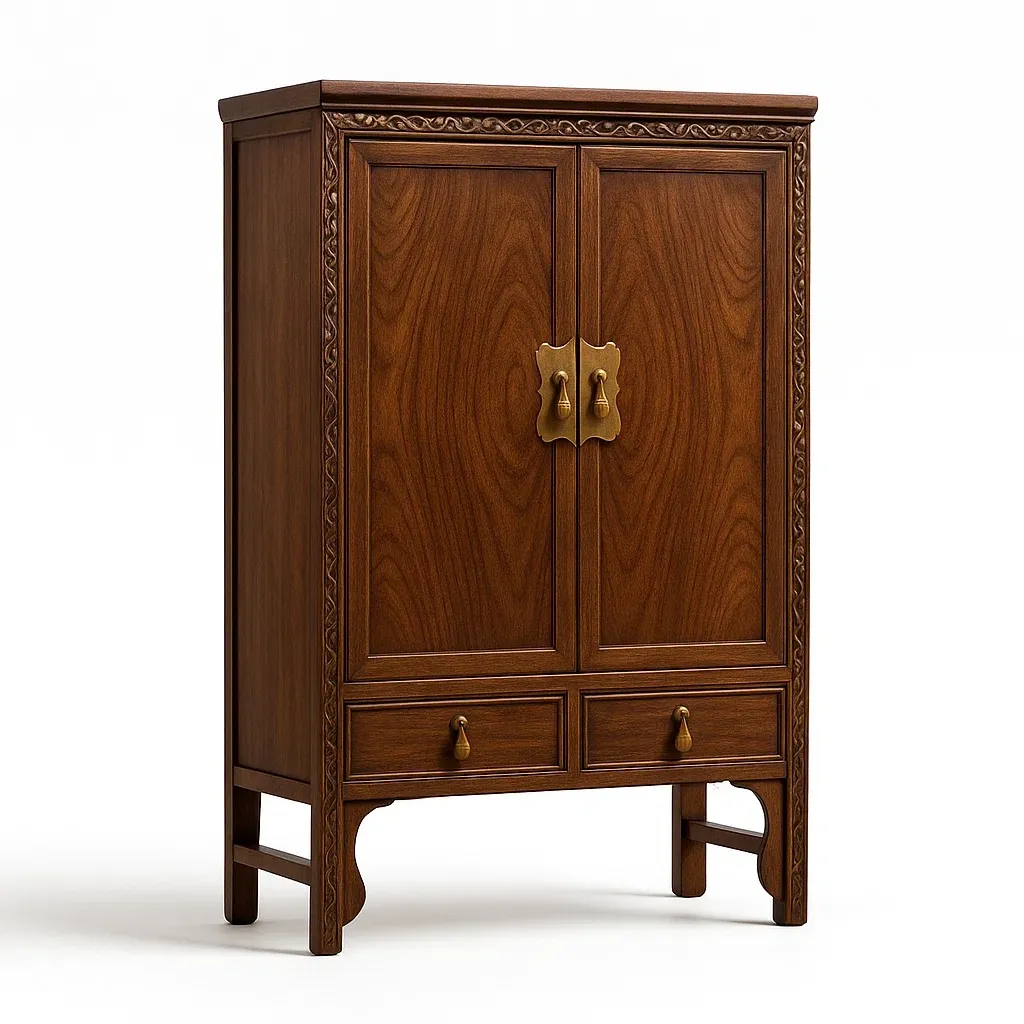 Armadi in legno massello con maniglie in ottone