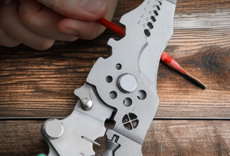 Foldable pliers tool for wire cutting and testing