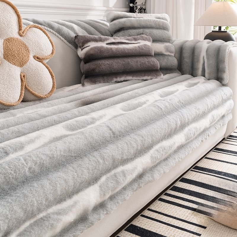 Miękka, kremowa nakładka antypoślizgowa na sofę