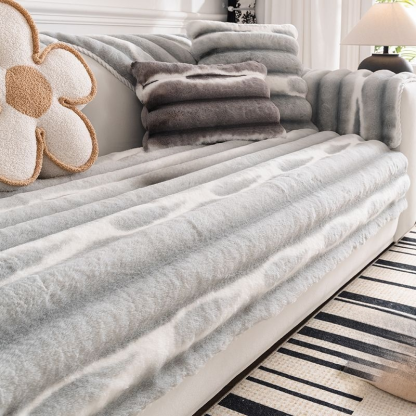 Miękka, kremowa nakładka antypoślizgowa na sofę