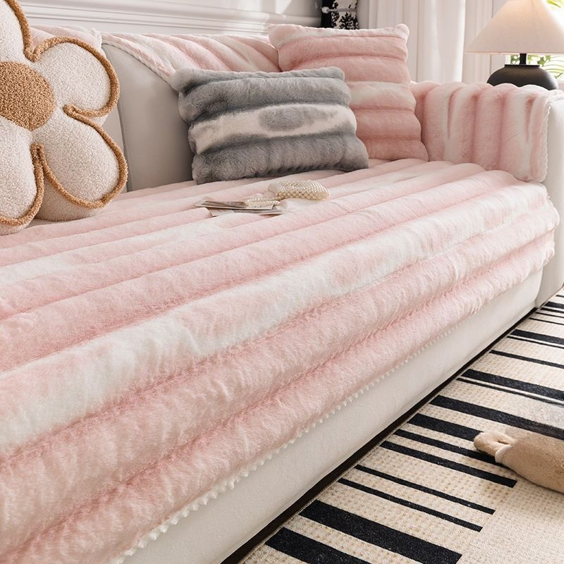 Miękka, kremowa nakładka antypoślizgowa na sofę