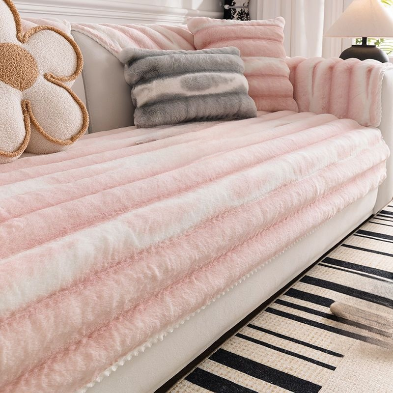 Miękka, kremowa nakładka antypoślizgowa na sofę