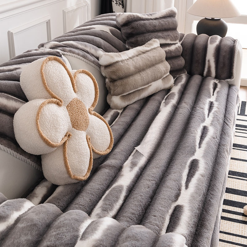 Miękka, kremowa nakładka antypoślizgowa na sofę