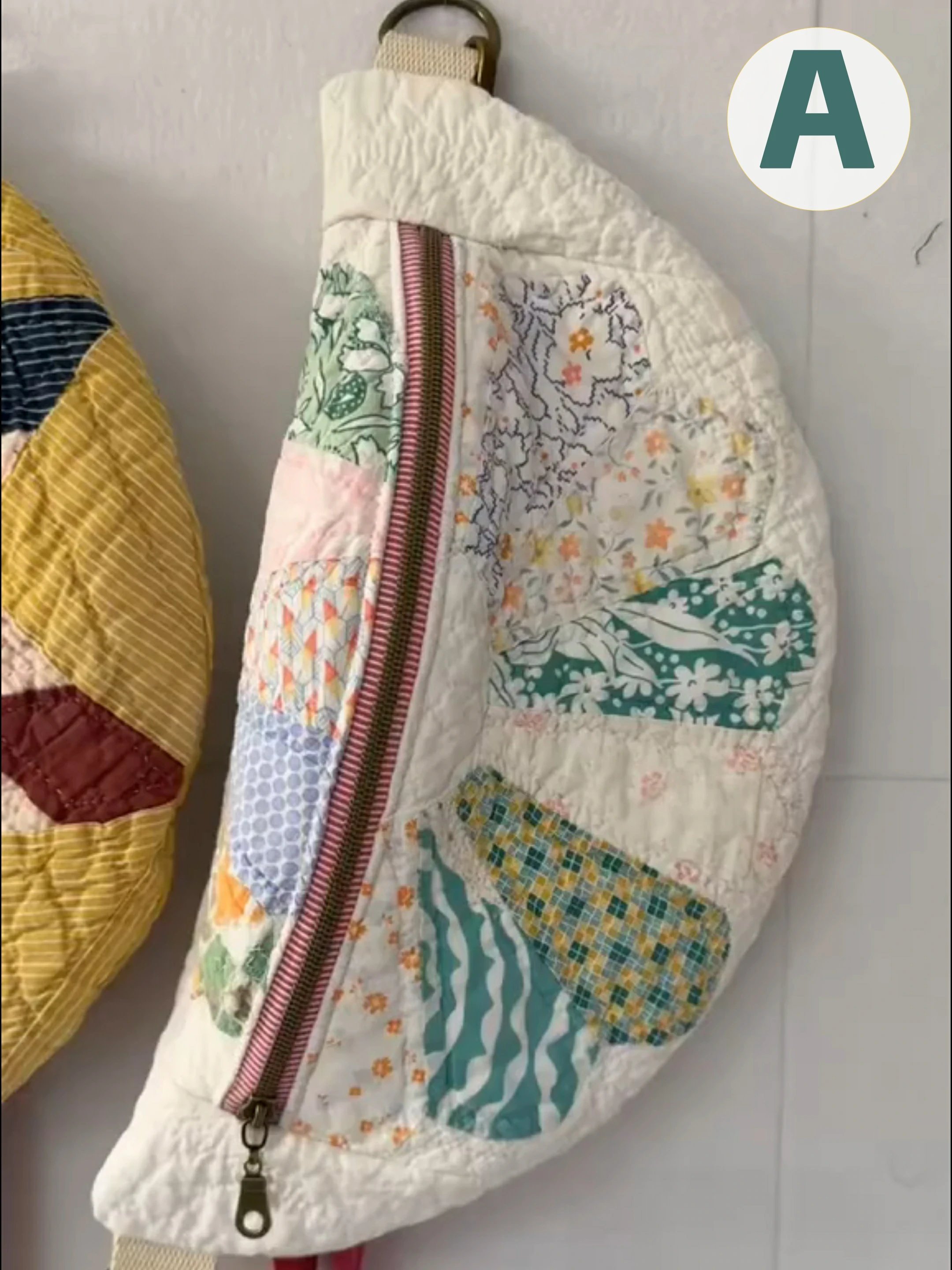 🔥🔥 Vintage-Inspired Patchwork Quilted Sling Bag