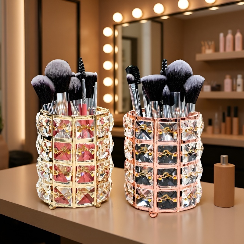 Clear round pen cup with makeup brushes