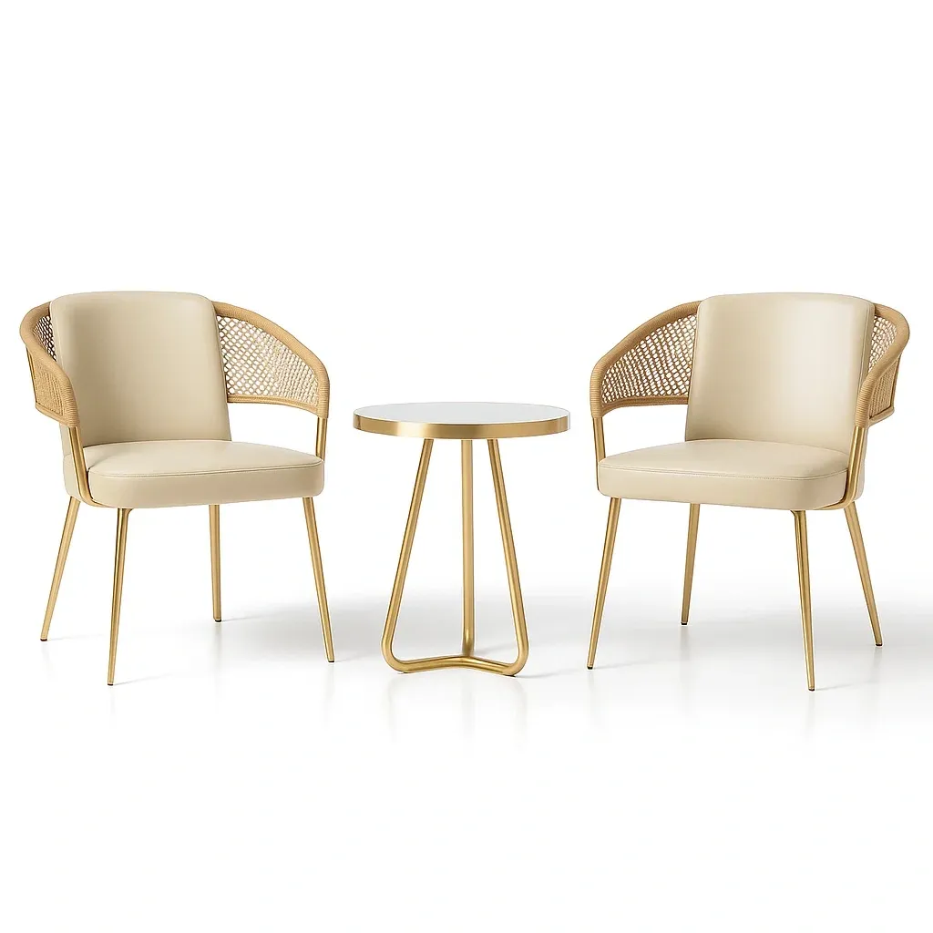 Ensemble de salon de jardin compact avec deux fauteuils en métal doré et similicuir beige et une table