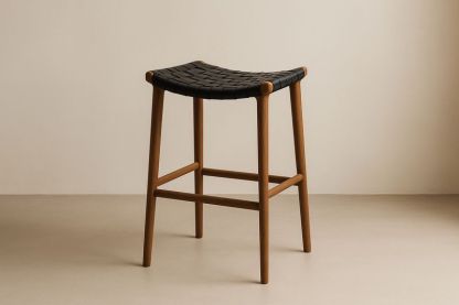 Sgabello in legno massello noce seduta intrecciata in pelle sintetica nera-Jardinmarie