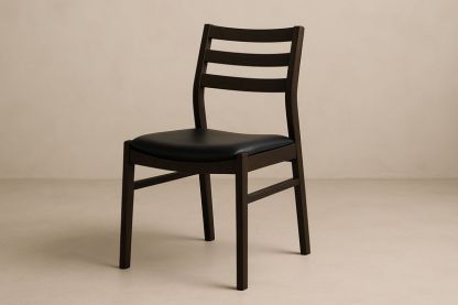 Sedia in legno massello con seduta in pelle sintetica nera-Jardinmarie