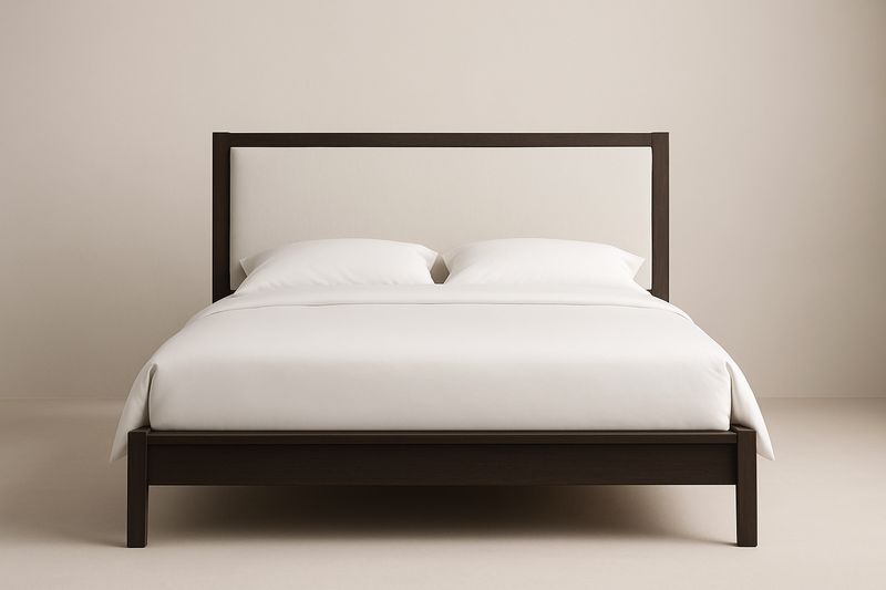 Letto matrimoniale in legno massello marrone con testiera imbottita 200x160×100 cm-Jardinmarie