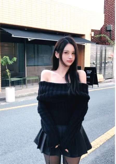 C2001 Elegant Knit Off Shoulder Top