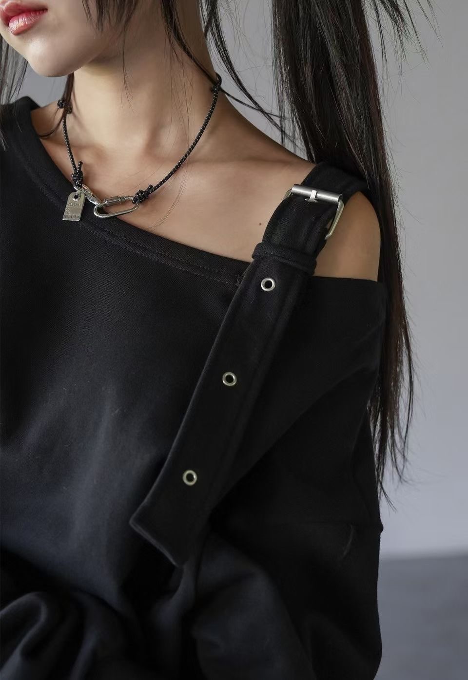 [Preorder 1st Drop Price] C2901 Buckle Charm Sweater