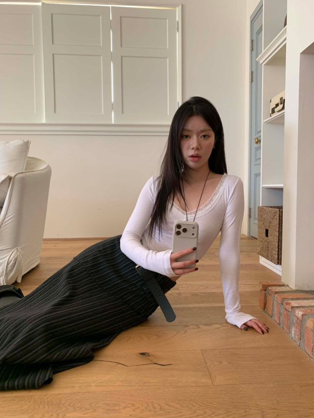 [Preorder 1st Drop Price] C813 Eloria Curve Top