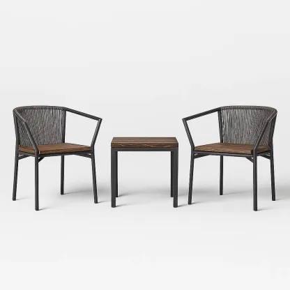 Petit salon de jardin avec 2 chaises en métal et corde et table en bois