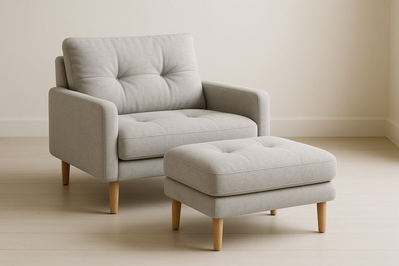 Fauteuil et repose-pieds en tissu polyester gris clair, pieds en bois massif de chêne, coussins inclus