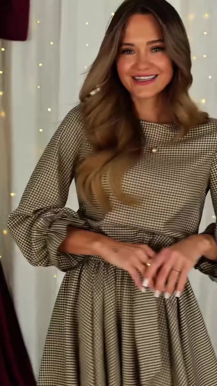Modna sukienka w kratę o nieregularnym kroju