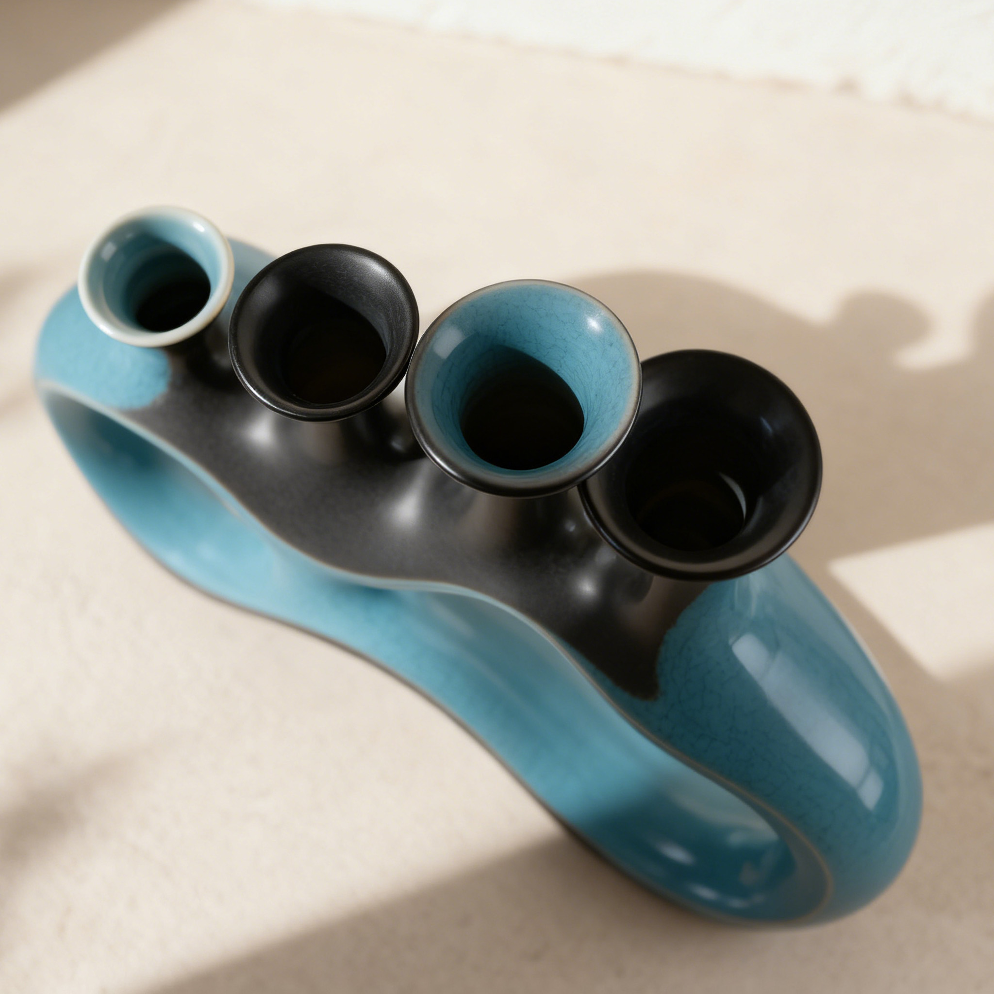 Művészi kerámia virágváza több nyílással 