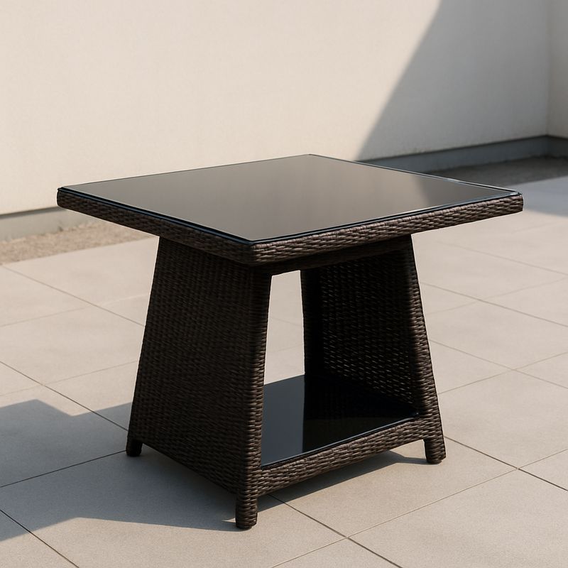 Quadratischer Rattan-Beistelltisch mit schwarzer Glasplatte 50x50x55 cm