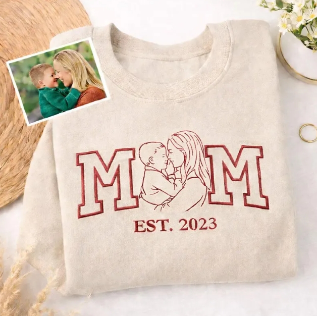 Personalized Photo Sweatshirt – Custom Line Art Portrait Crewneck with “Mom Est.” Year, Cozy Unisex Pullover Gift 💖