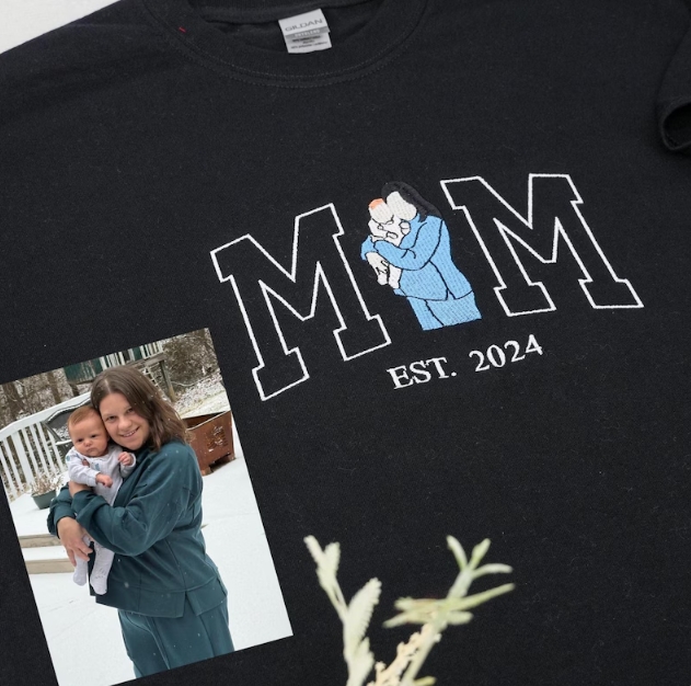 Custom Photo Embroidery Sweatshirt – Varsity-Style Mom & Dad Portrait, Cotton Unisex Crewneck 💖