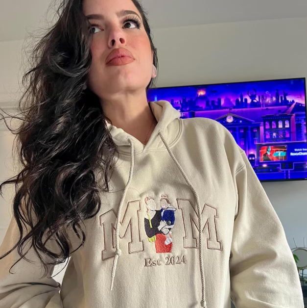 Custom Photo Embroidery Sweatshirt – Varsity-Style Mom & Dad Portrait, Cotton Unisex Crewneck 💖