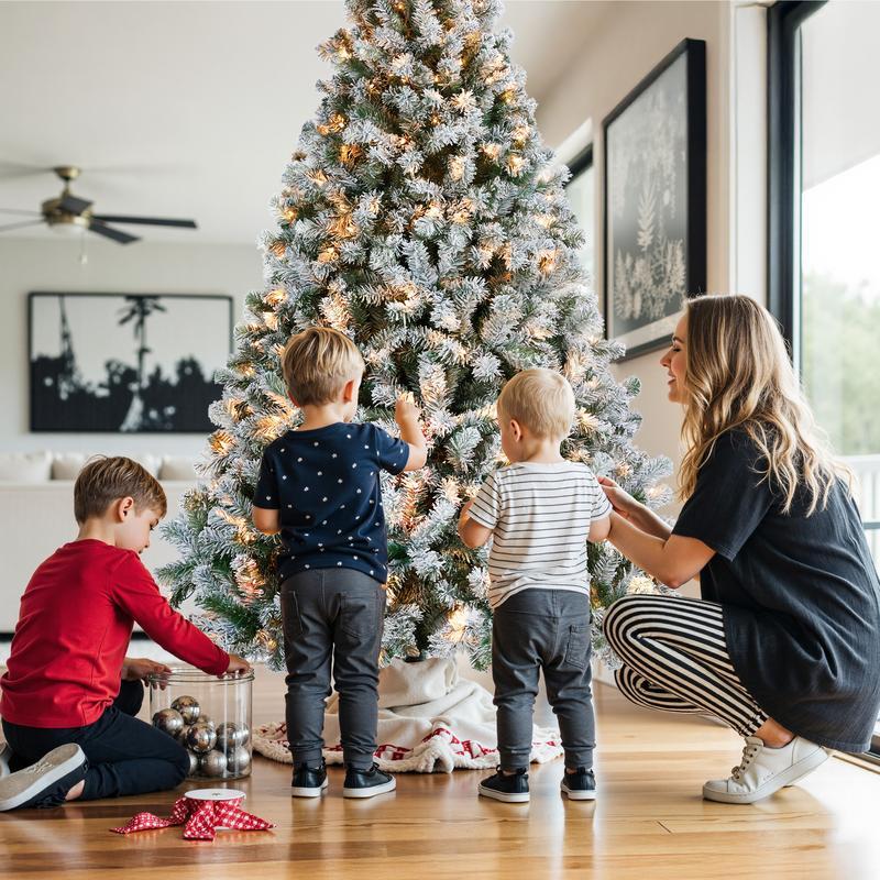 【Christmas Gift】4.5/7.5FT Snow Flocked Pre-lit Artificial Christmas Tree with 250 Warm White Lights, 820 Branch Tips & Foldable Metal Stand, Perfect for Home, Holiday Décor & Christmas Gift