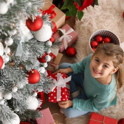 【Christmas Gift】4.5/7.5FT Snow Flocked Pre-lit Artificial Christmas Tree with 250 Warm White Lights, 820 Branch Tips & Foldable Metal Stand, Perfect for Home, Holiday Décor & Christmas Gift