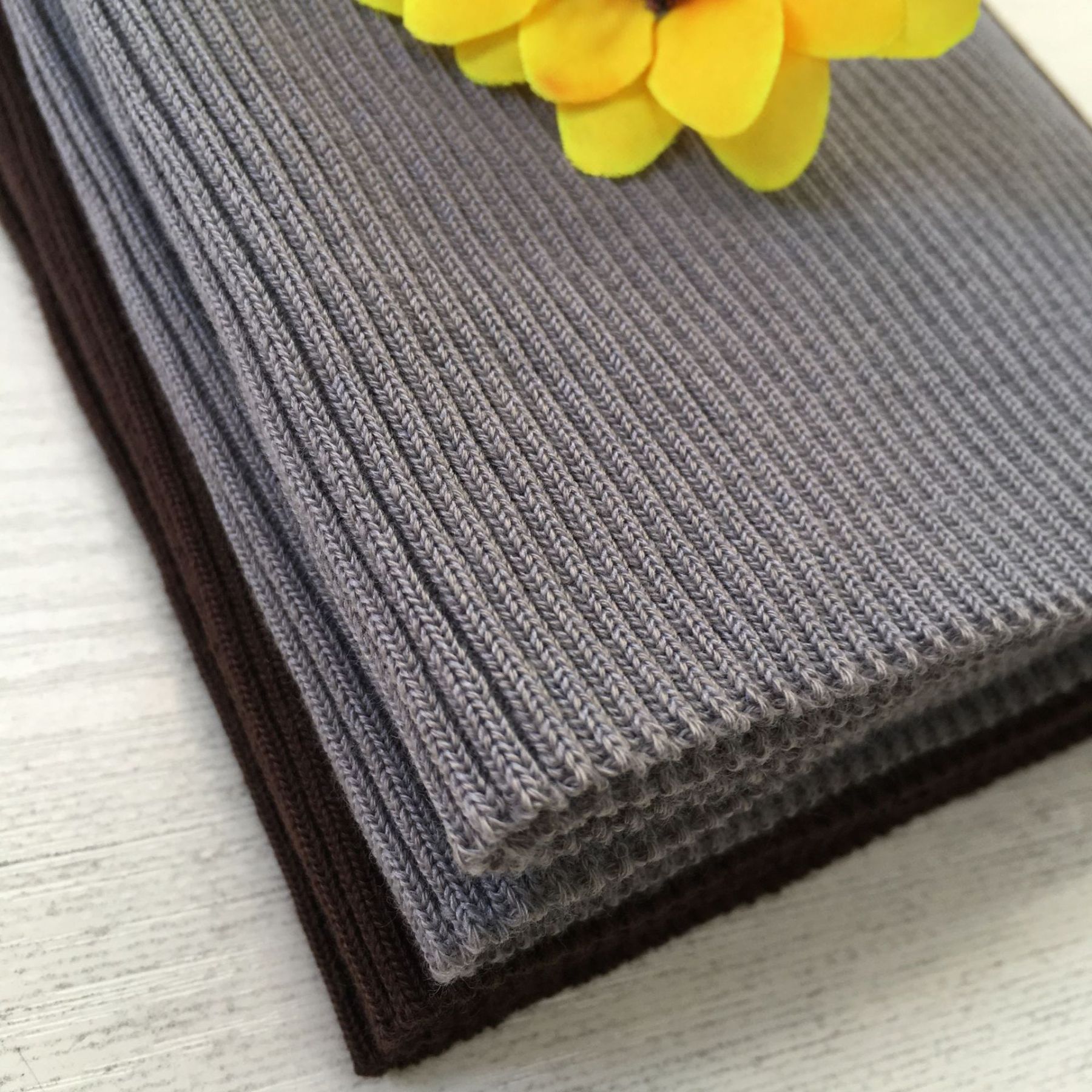 Solid color, 750gsm heavy-weight 2x1 polyester ribbed fabric with spandex, suitable for autumn/winter jackets, collars, and cuffs.