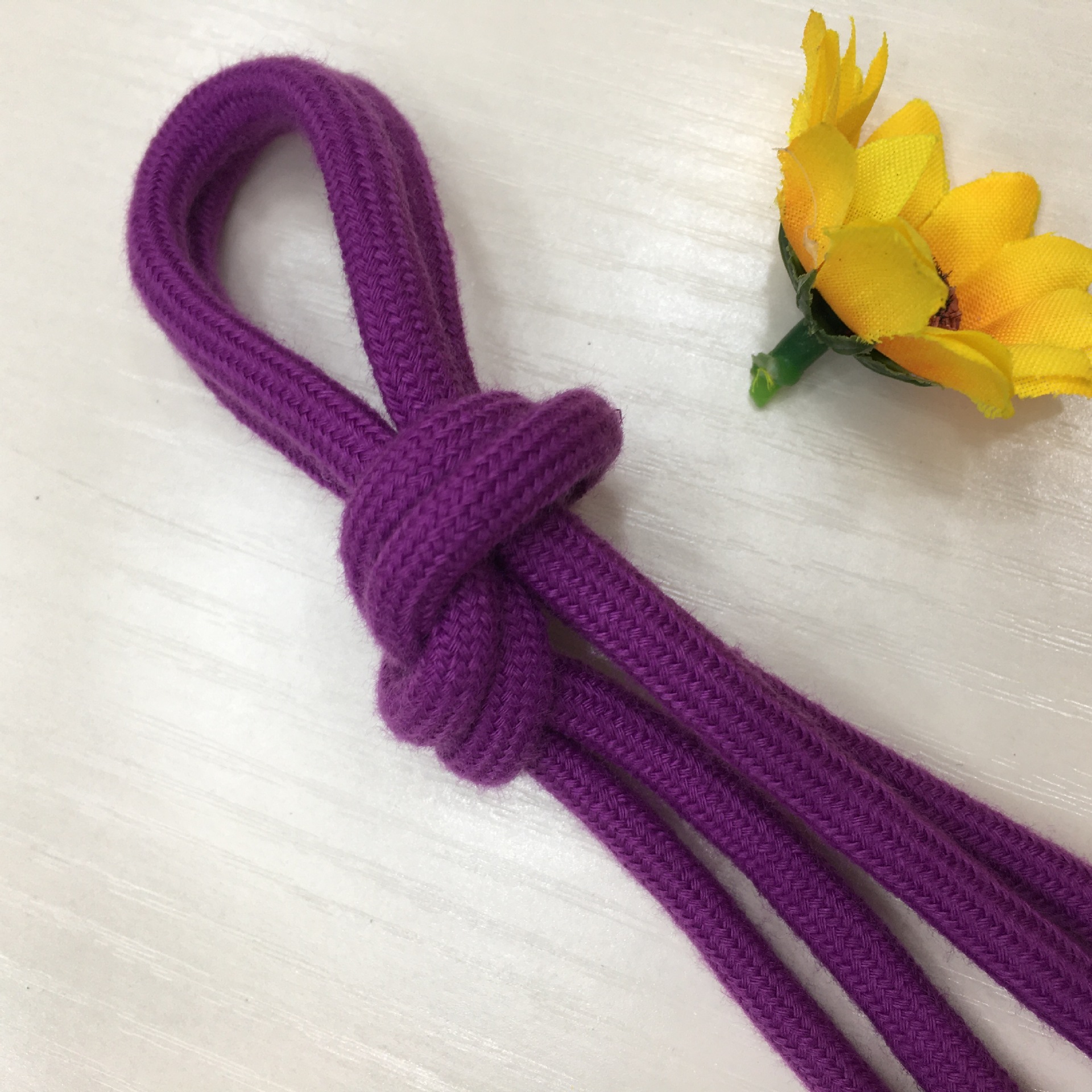 Manufacturer wholesale of hoodies, casual pants, polyester-cotton ropes, core-spun ropes, webbing, shoelaces, and accessories for bags, toys, and clothing.