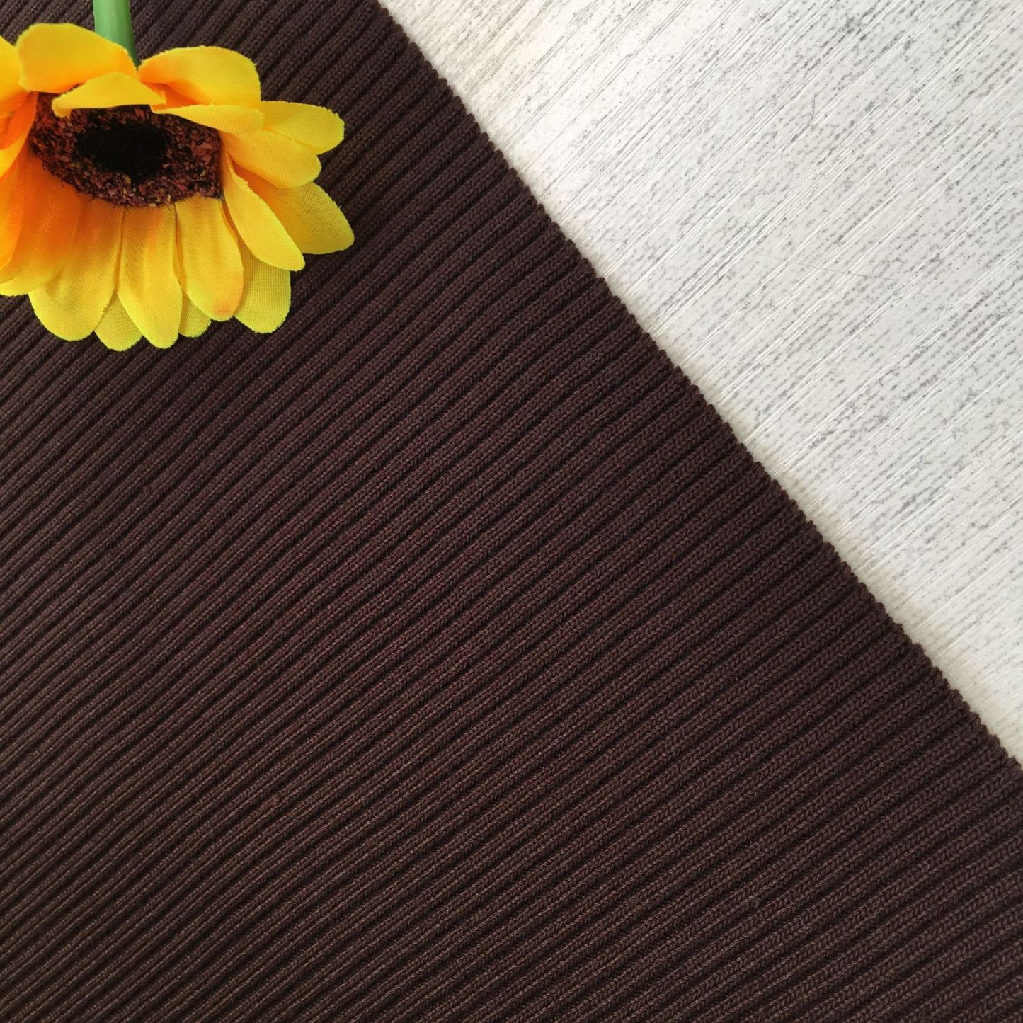 Solid color, 750gsm heavy-weight 2x1 polyester ribbed fabric with spandex, suitable for autumn/winter jackets, collars, and cuffs.