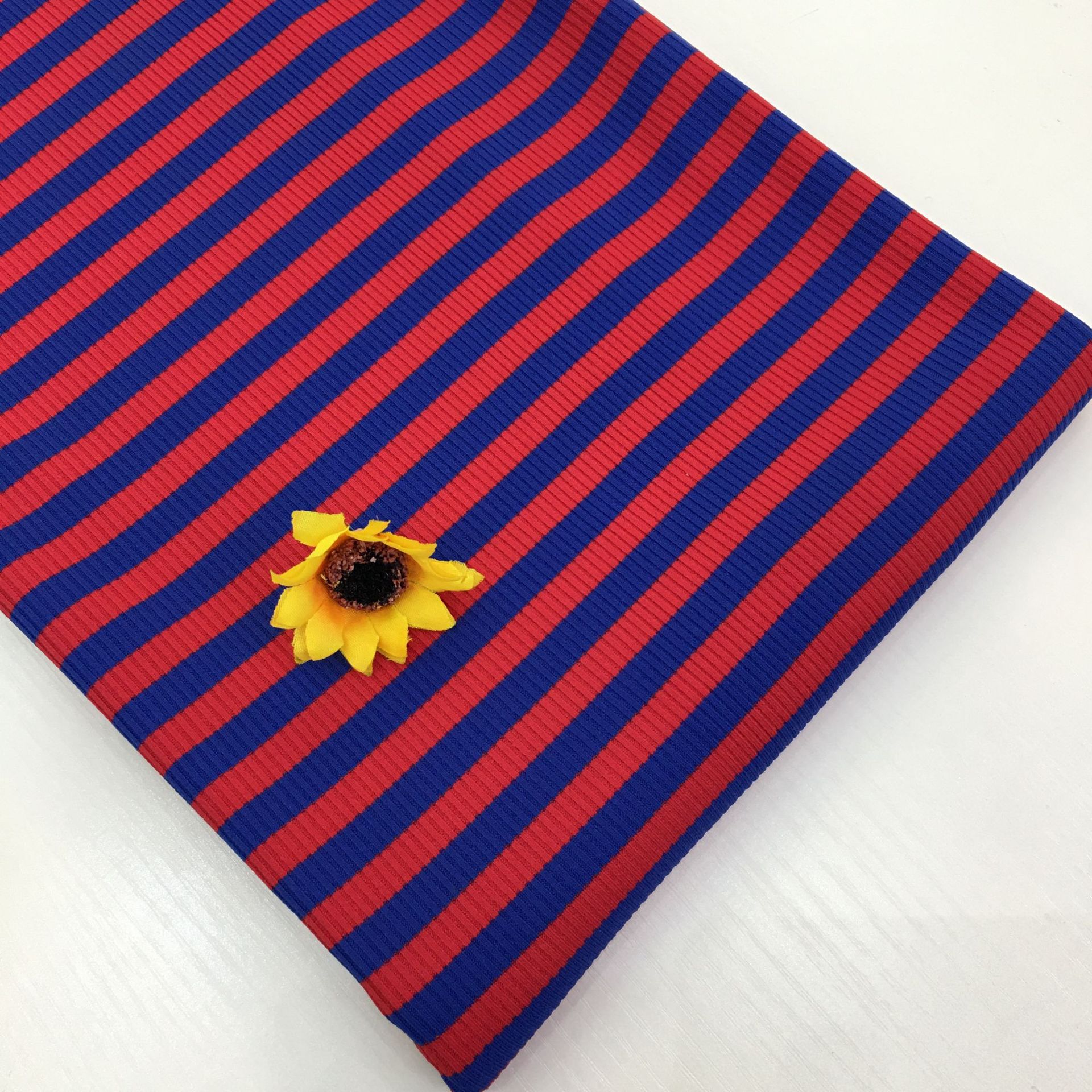 In-stock 240-gram striped fabric, yarn-dyed interstriped ribbed cloth, polyester-cotton spandex knitted fabric for spring and summer clothing styles.