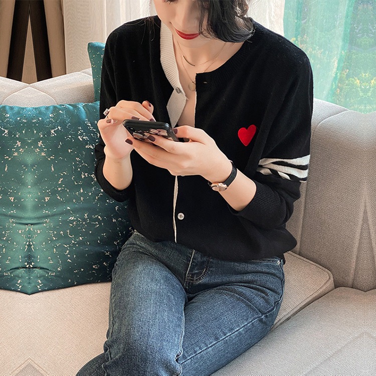 Sweter z dzianiny w kolorowe serca