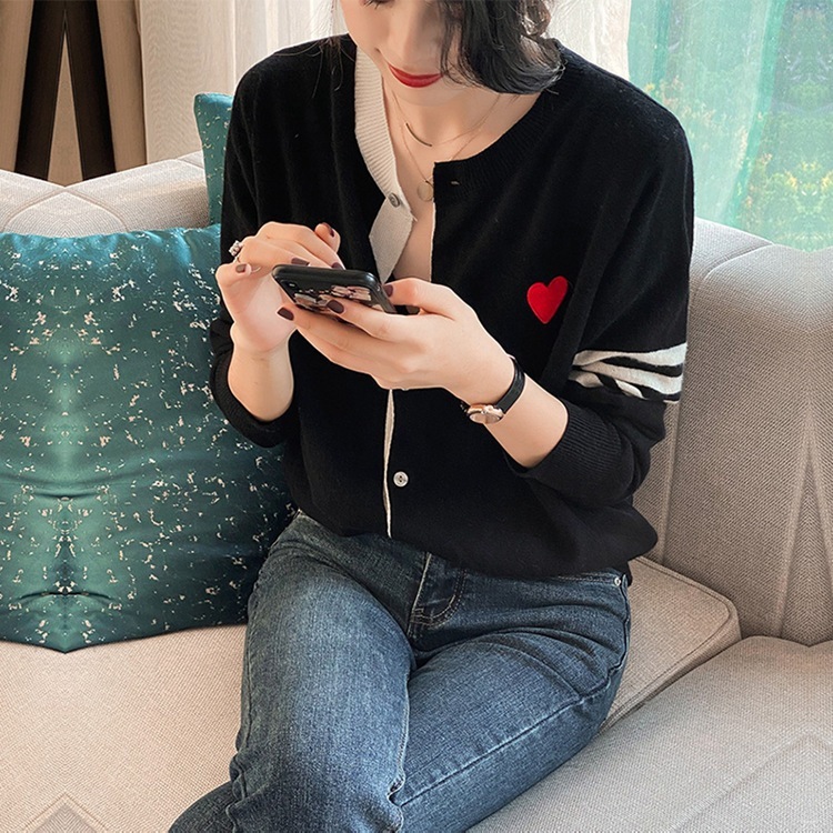 Sweter z dzianiny w kolorowe serca