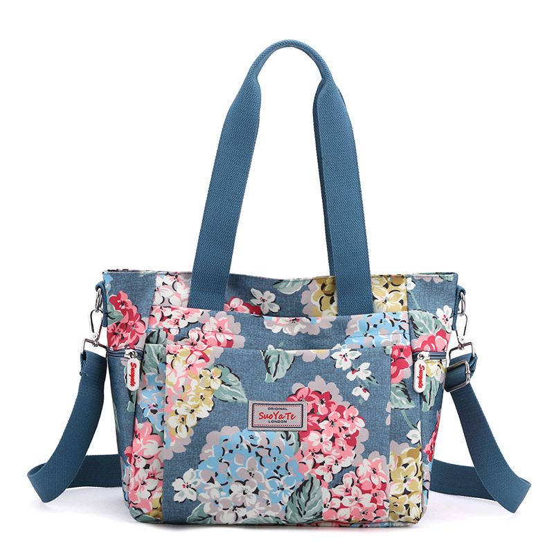 Nagy kapacitású női válltáska