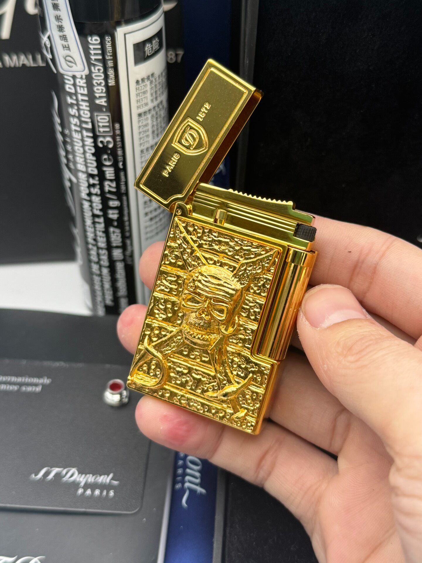ST Dupont Ligne 2 Pirate Prestige Skull Relief Gold Butane Lighter