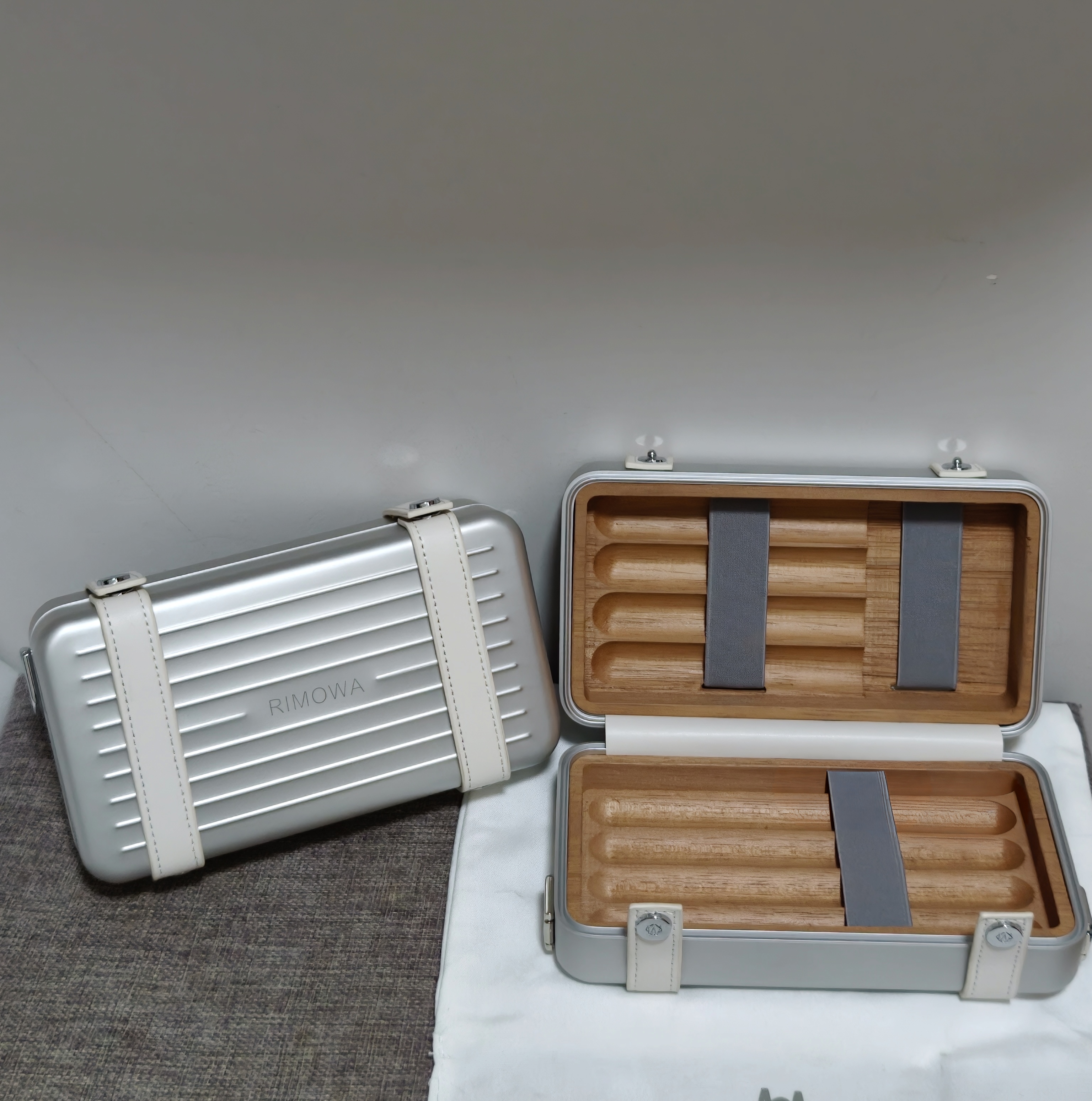 Silver WhiteSilver White Luxury Cigar Travel Case – No Hygrometer RMW Style Portable Box