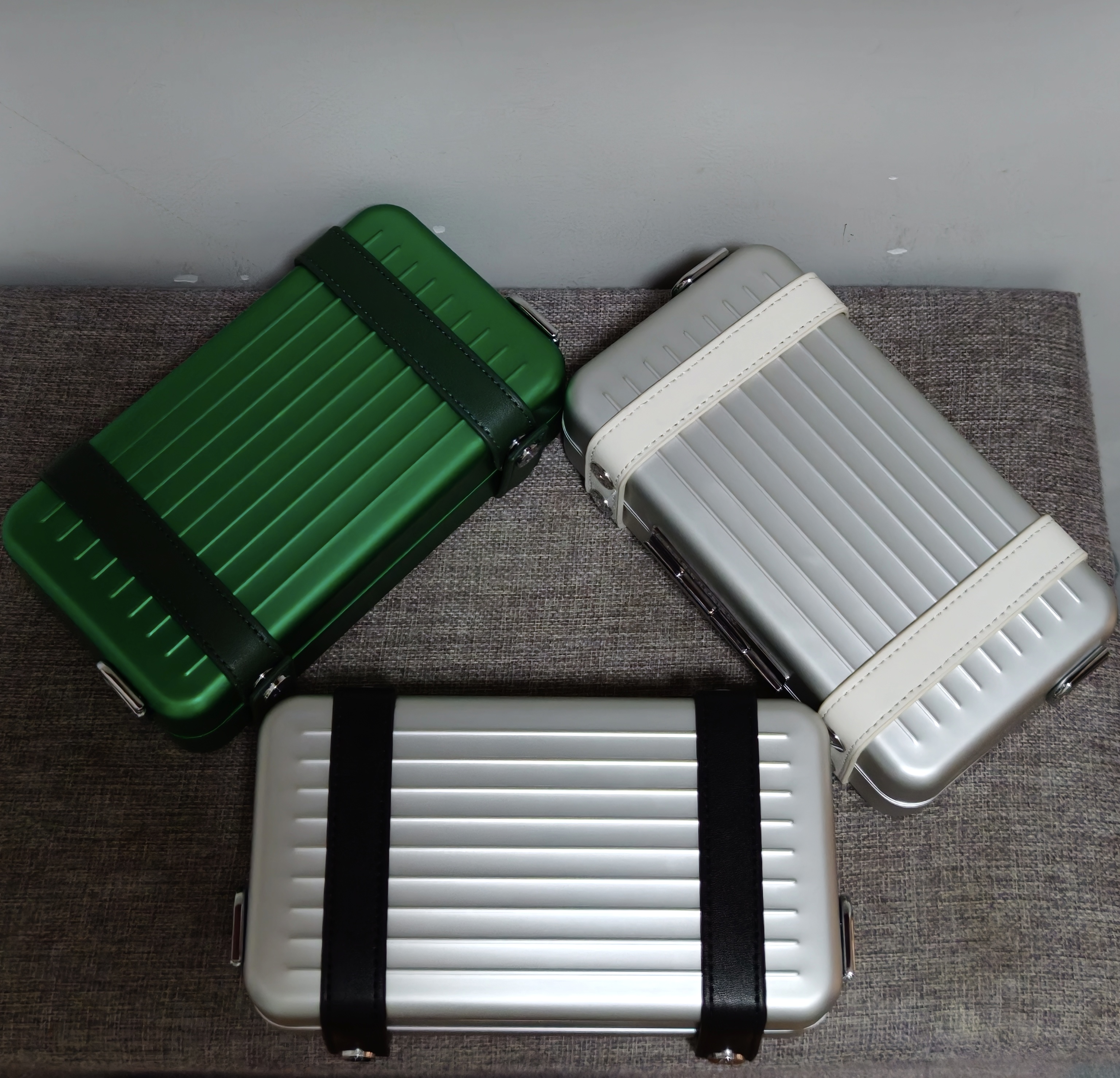 Silver WhiteSilver White Luxury Cigar Travel Case – No Hygrometer RMW Style Portable Box