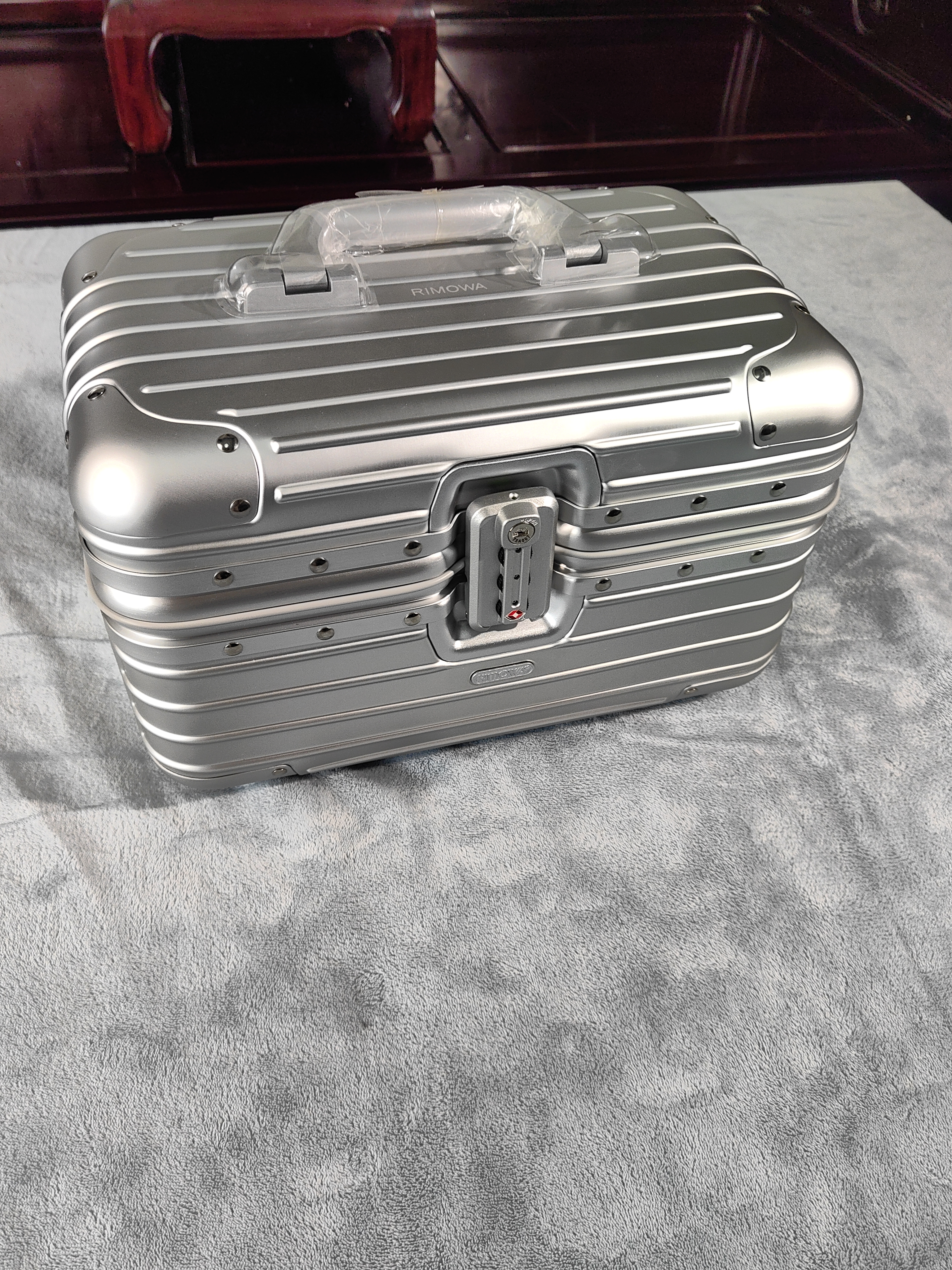 RMW Style Luxury Travel Humidor Case | Aluminum Makeup Case Converted Cigar Tool Box with Hygrometer & Accessories Storage