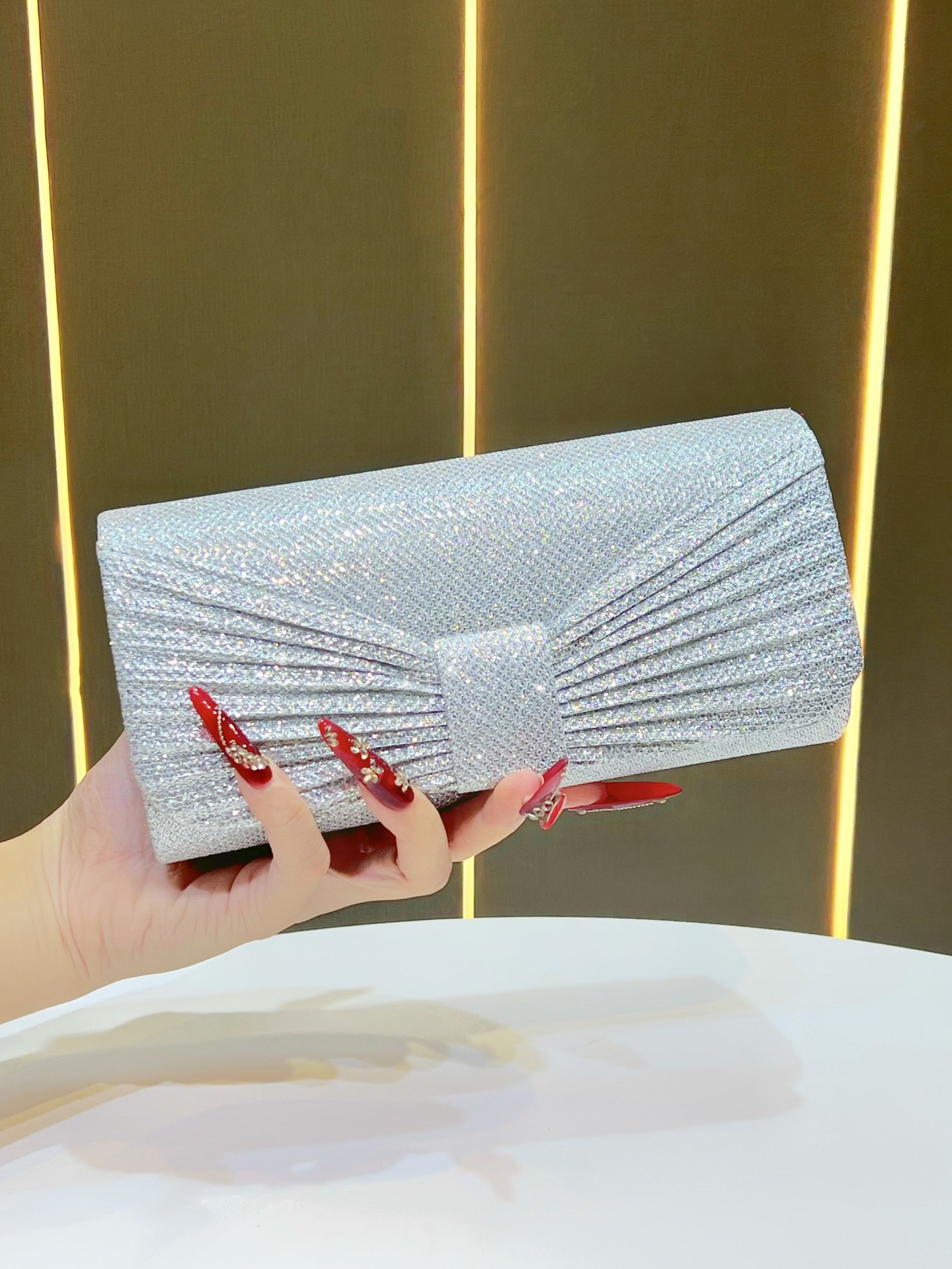 Stylish Handheld Clutch Bag — Lightweight & Fashion-Forward