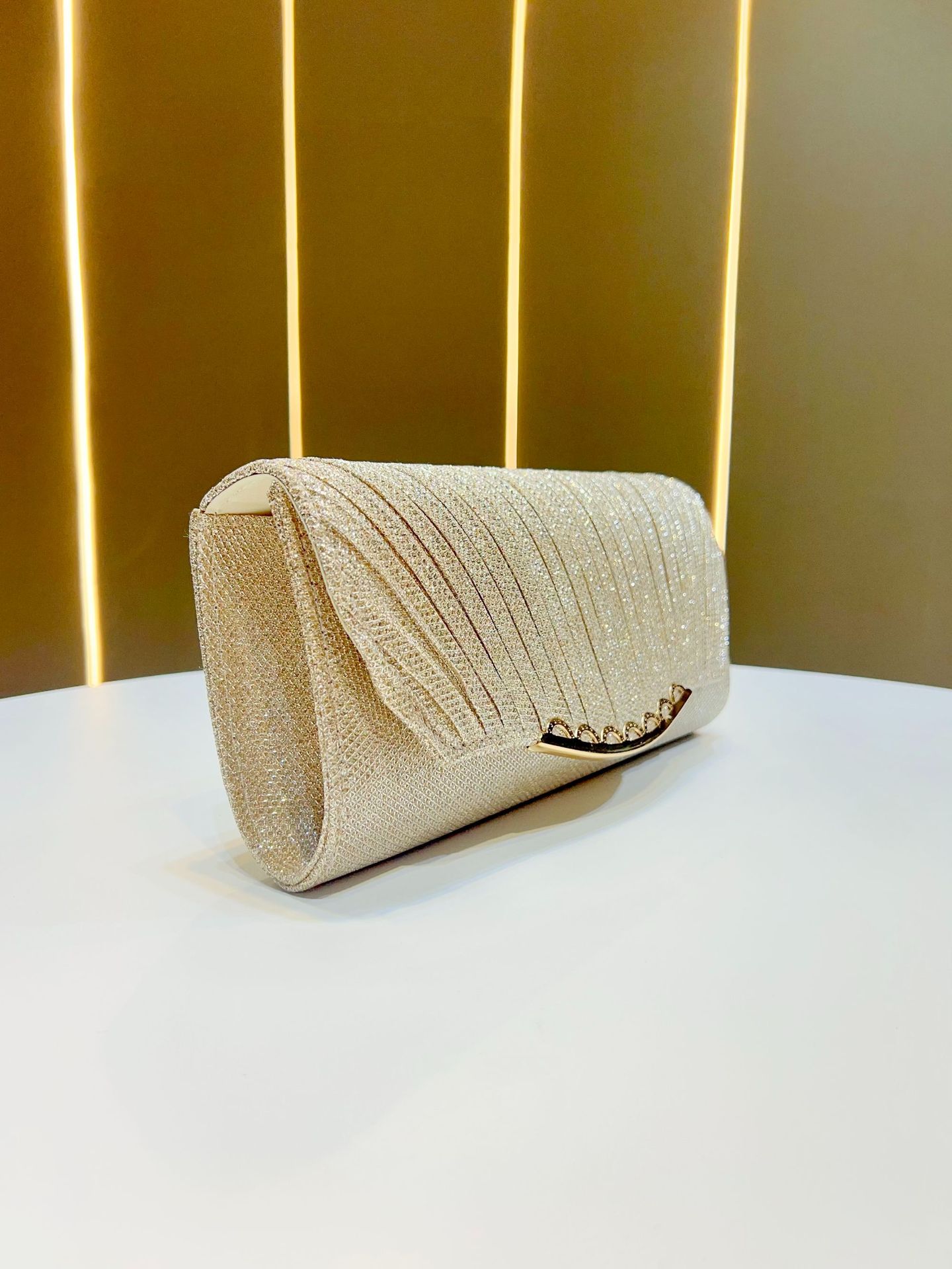 Minimalist Clutch Wallet — Practical, Elegant, Timeless