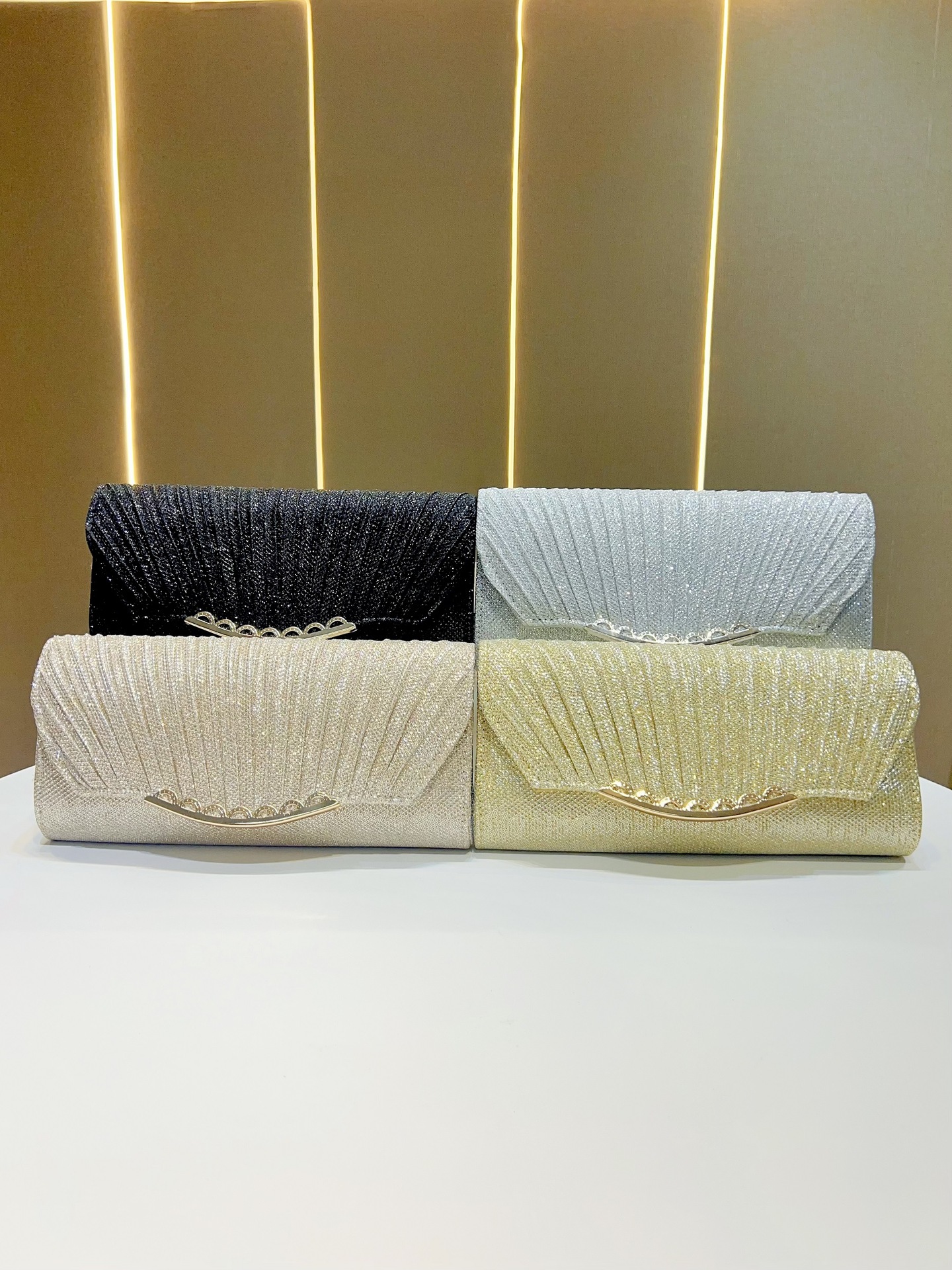 Minimalist Clutch Wallet — Practical, Elegant, Timeless