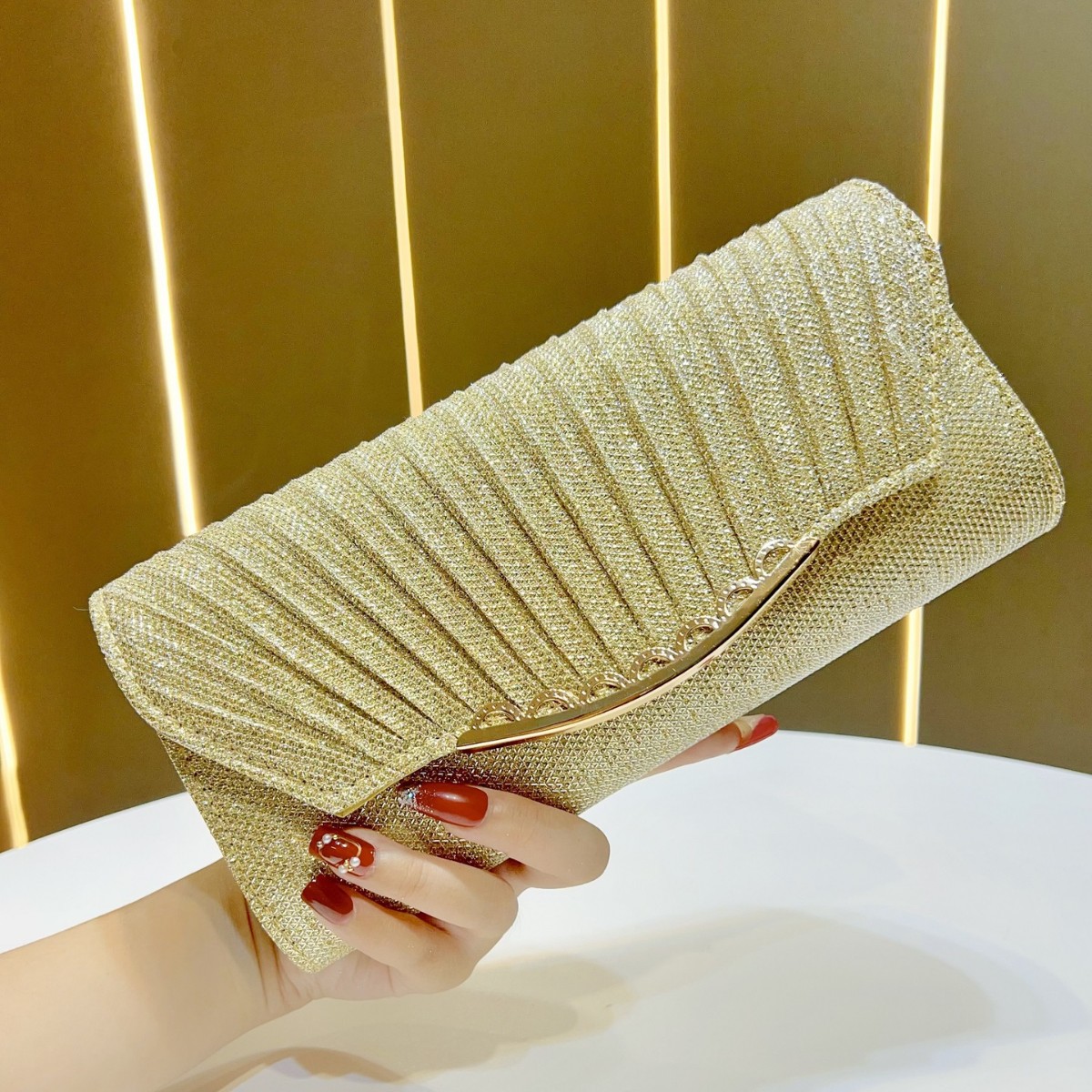 Minimalist Clutch Wallet — Practical, Elegant, Timeless