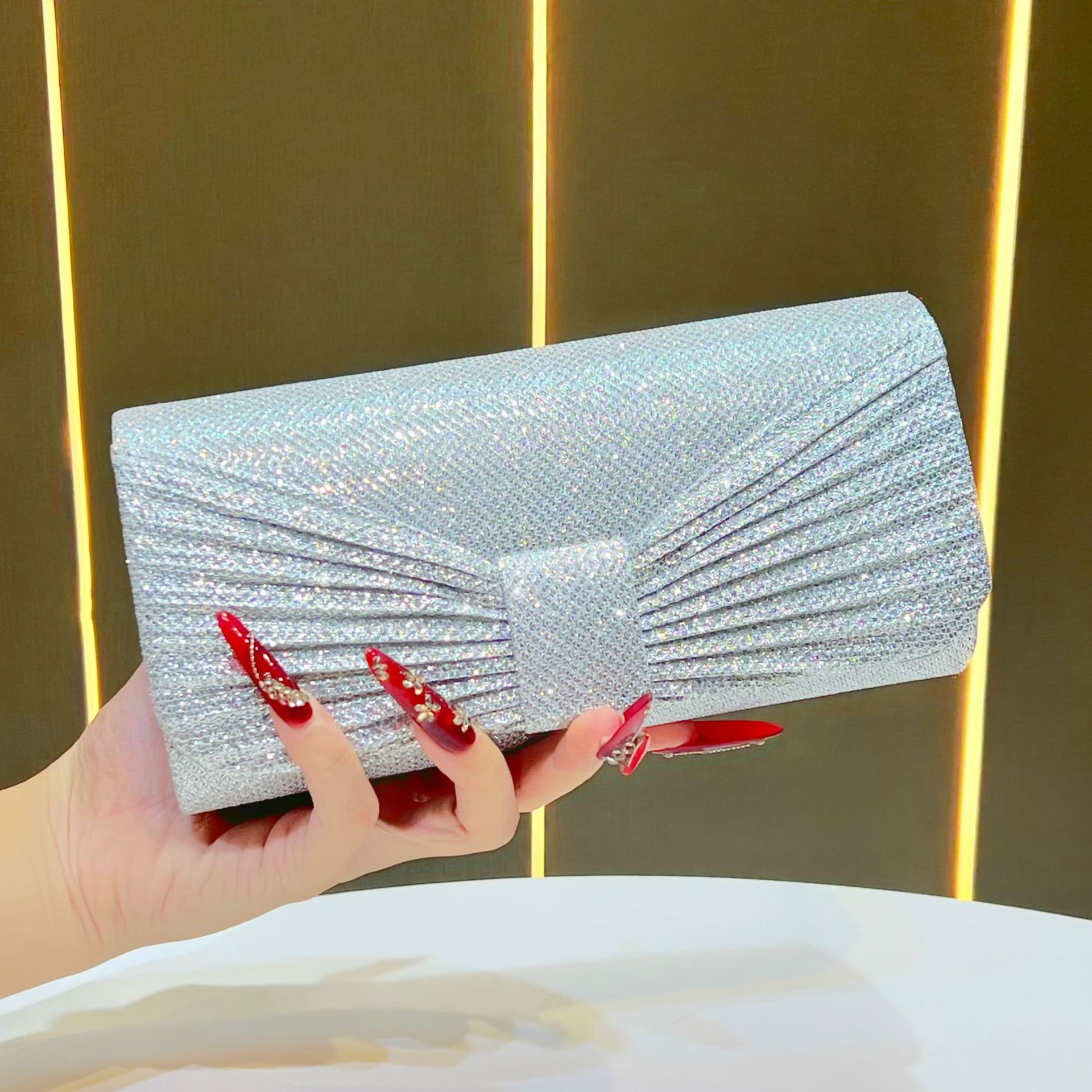 Stylish Handheld Clutch Bag — Lightweight & Fashion-Forward