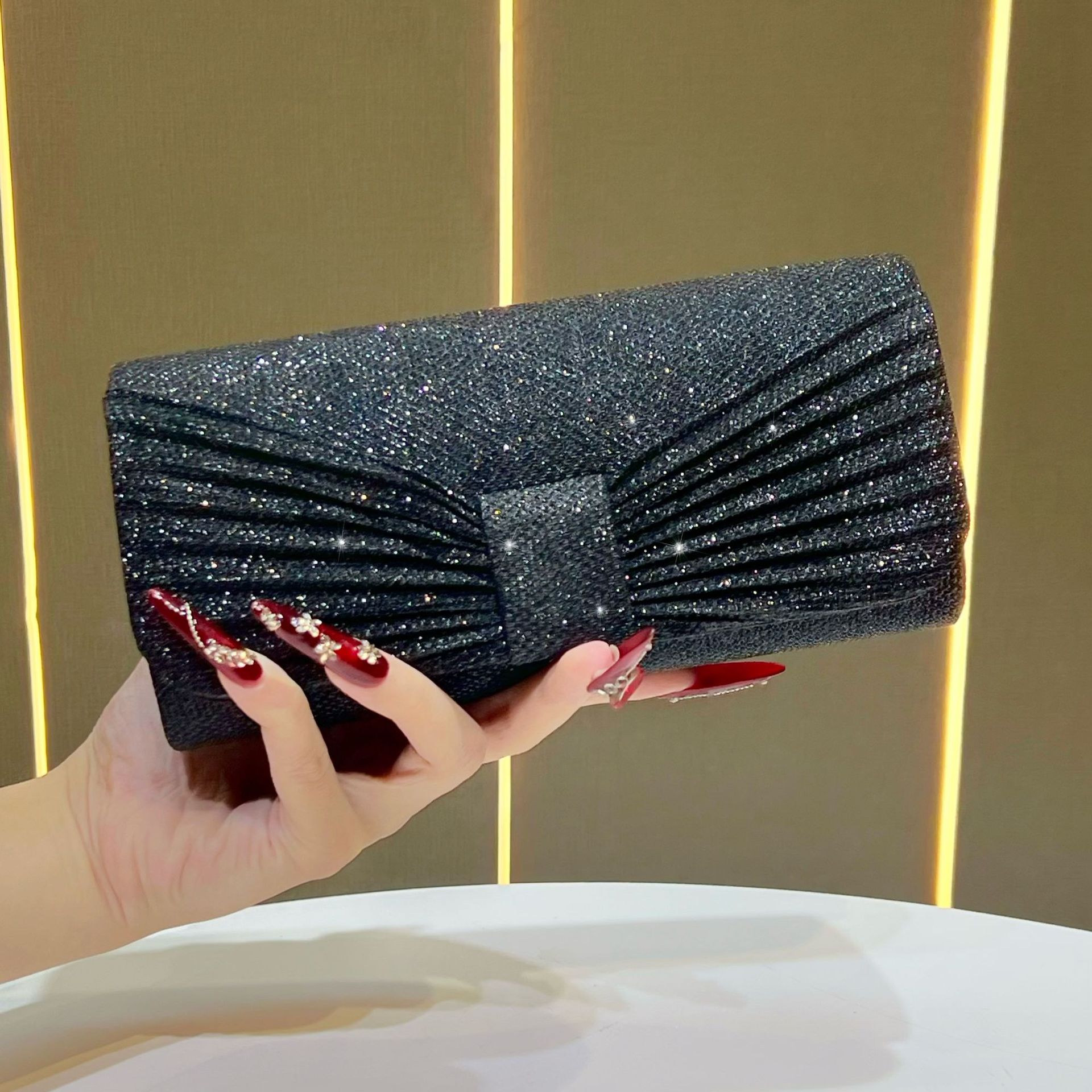 Stylish Handheld Clutch Bag — Lightweight & Fashion-Forward