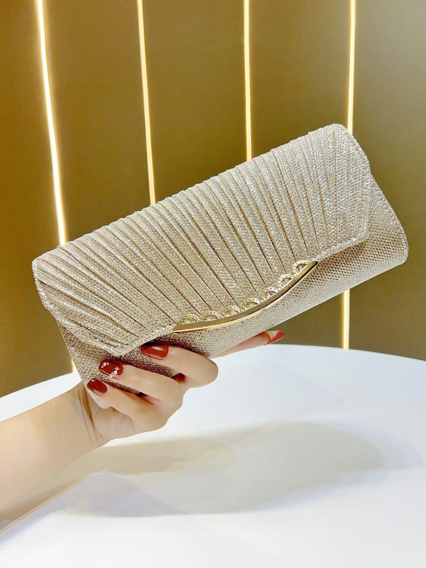 Minimalist Clutch Wallet — Practical, Elegant, Timeless