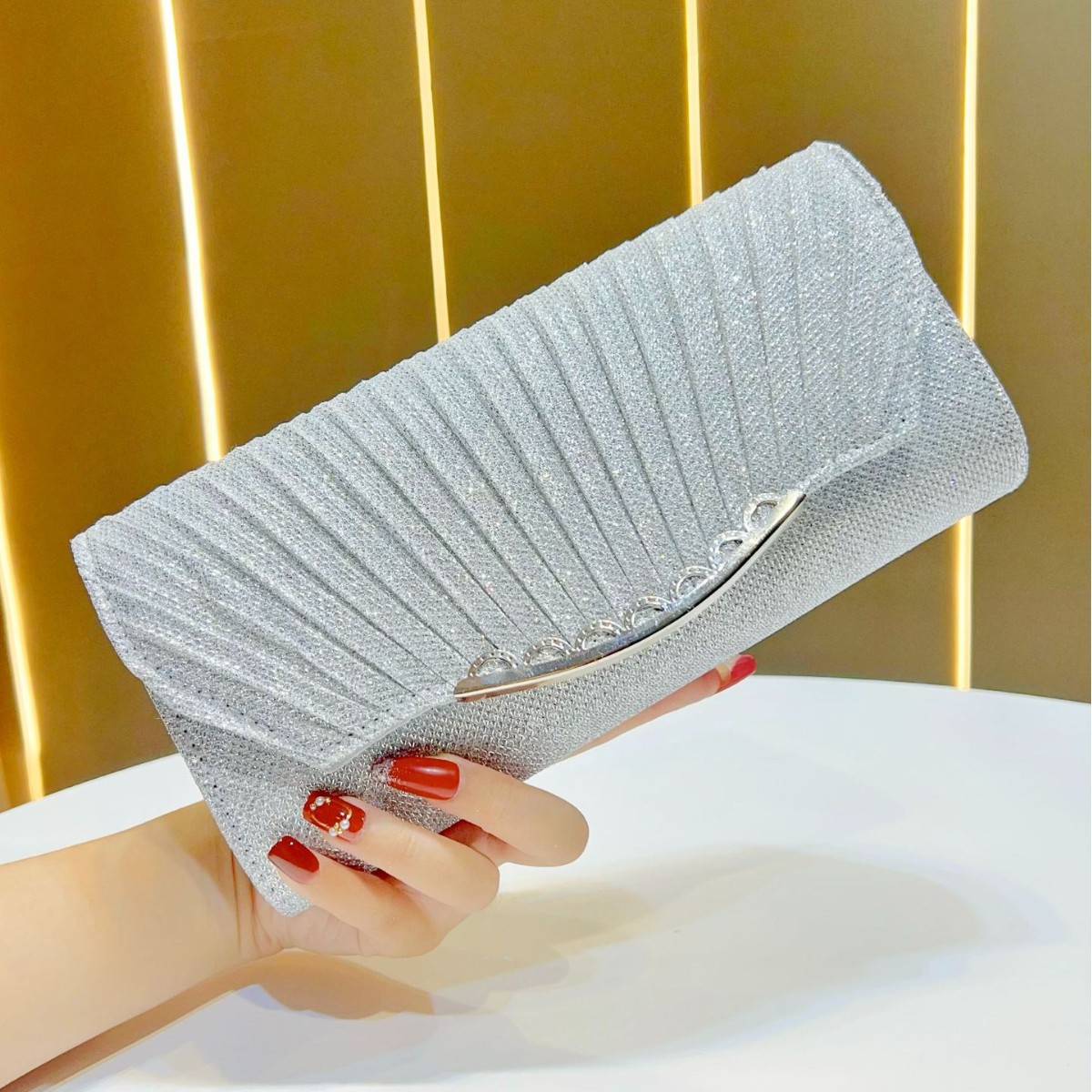 Minimalist Clutch Wallet — Practical, Elegant, Timeless