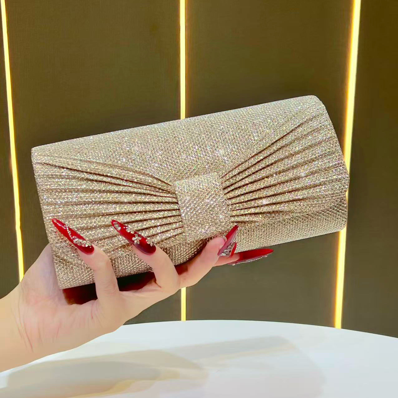 Stylish Handheld Clutch Bag — Lightweight & Fashion-Forward