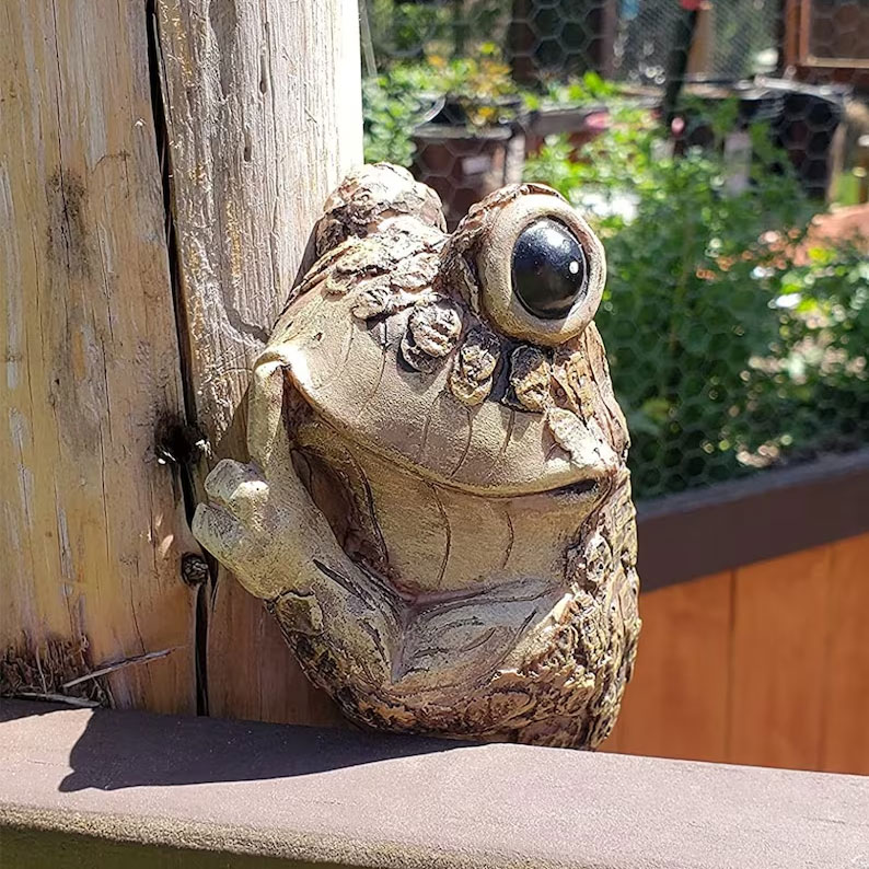 Adorable Frog Tree Peeker