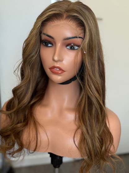 Perruque glueless ondulée en cheveux vierges brun clair mèches blond doré – Prête à porter