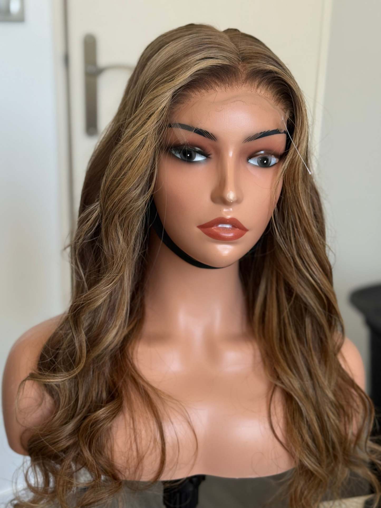 Perruque glueless ondulée en cheveux vierges brun clair mèches blond doré – Prête à porter
